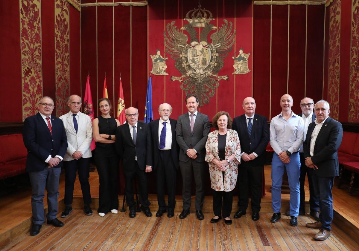 El alcalde de Toledo y la concejal de Cultura posan con representantes de las cinco academias de Castilla-La Mancha