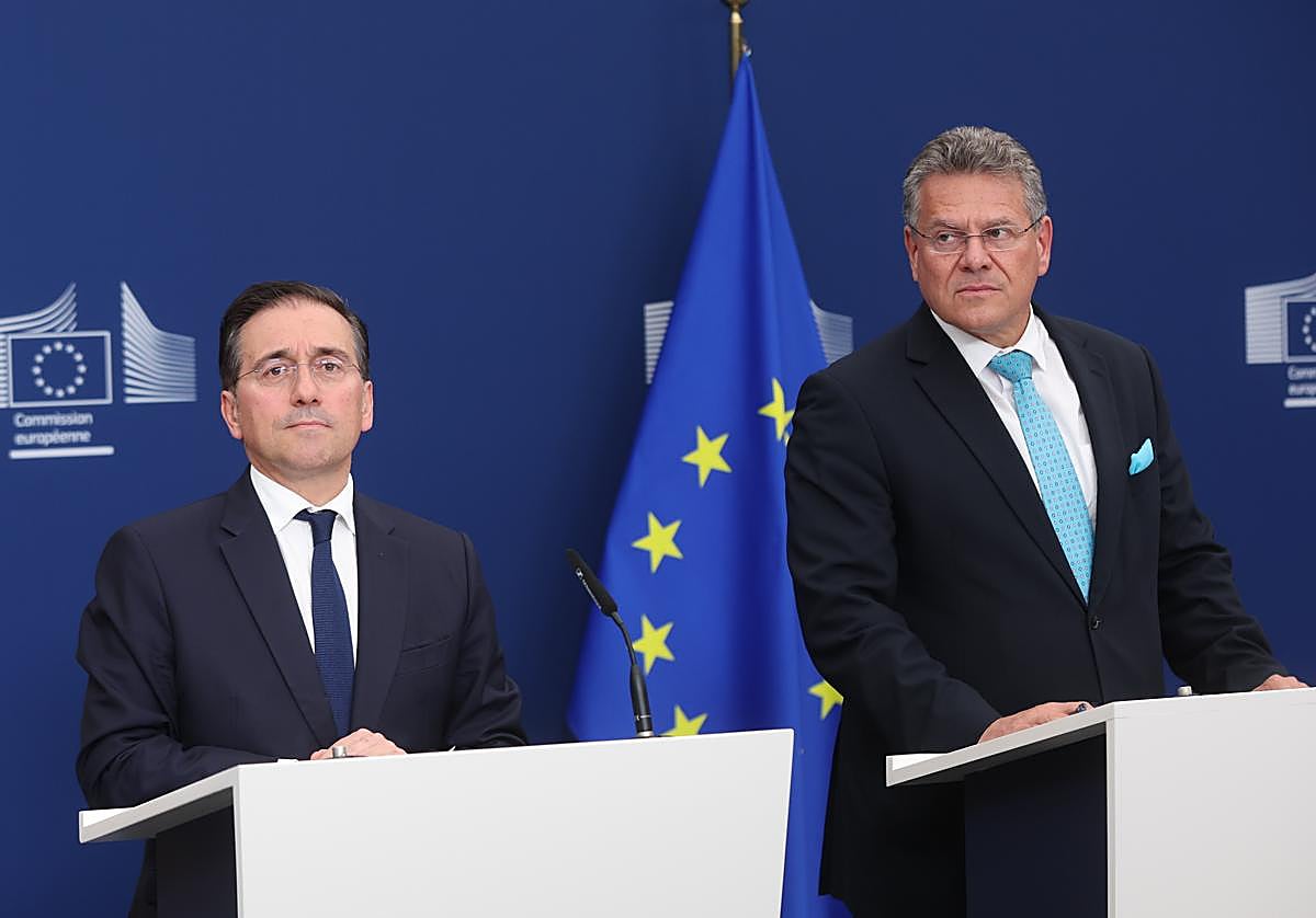 El ministro de Asuntos Exteriores, José Luis Albares, y el comisario europeo de Comercio y Seguridad Económica, Maros Sefcovic