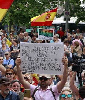 Imagen secundaria 2 - Imágenes del paro del poder judicial en los juzgados de Plaza de Castilla en Madrid