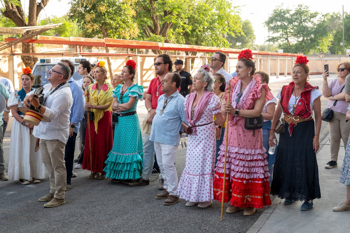 El Rocío Castrense regresa a Sevilla por el cuartel de la Polícia Nacional