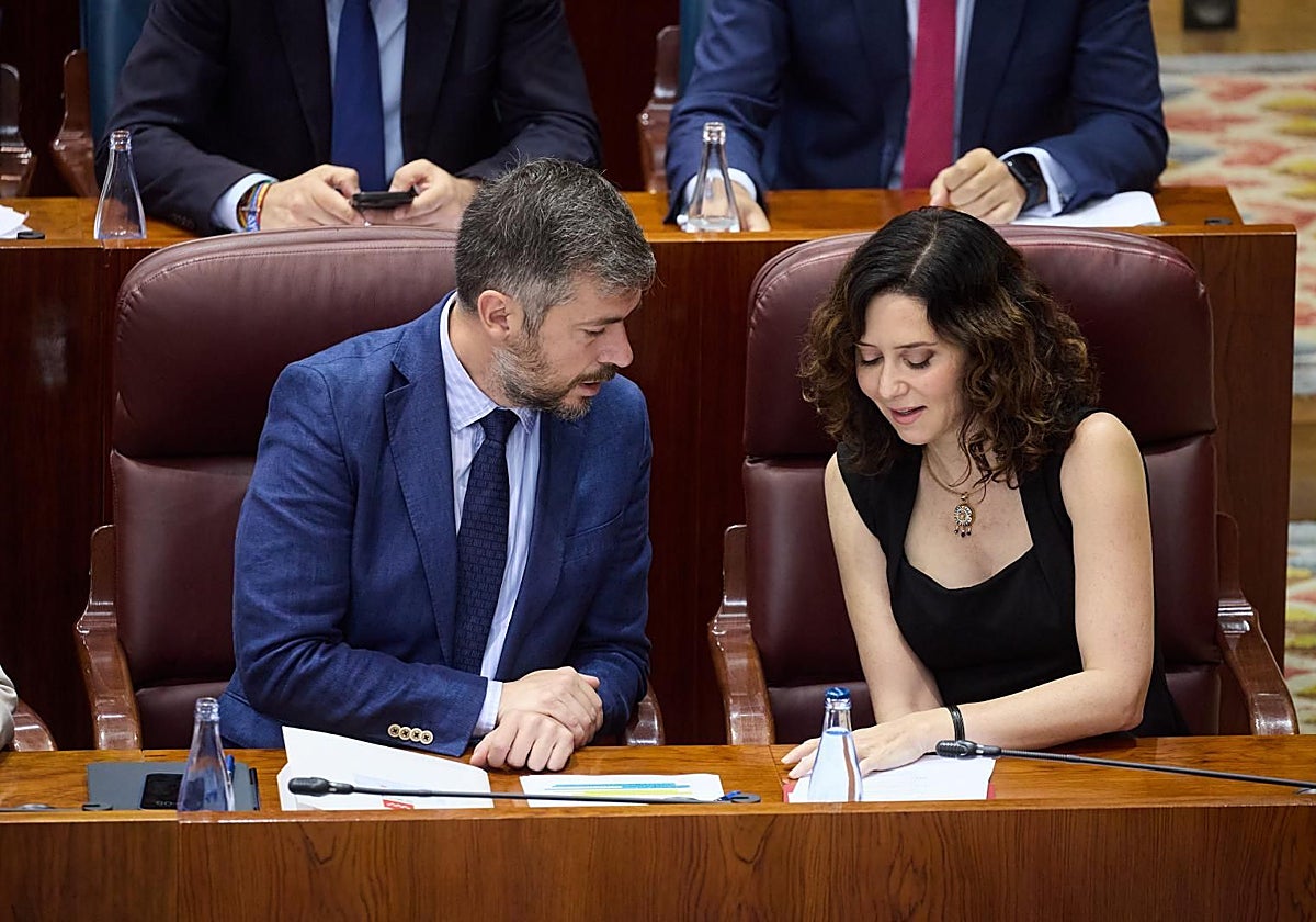 El consejero Miguel Ángel García y la presidenta Isabel Díaz Ayuso, en el Pleno de la Asamblea