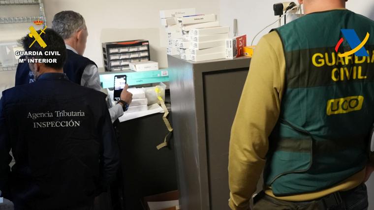 Agentes de la UCO y de la Agencia Tributaria, durante uno de los registros
