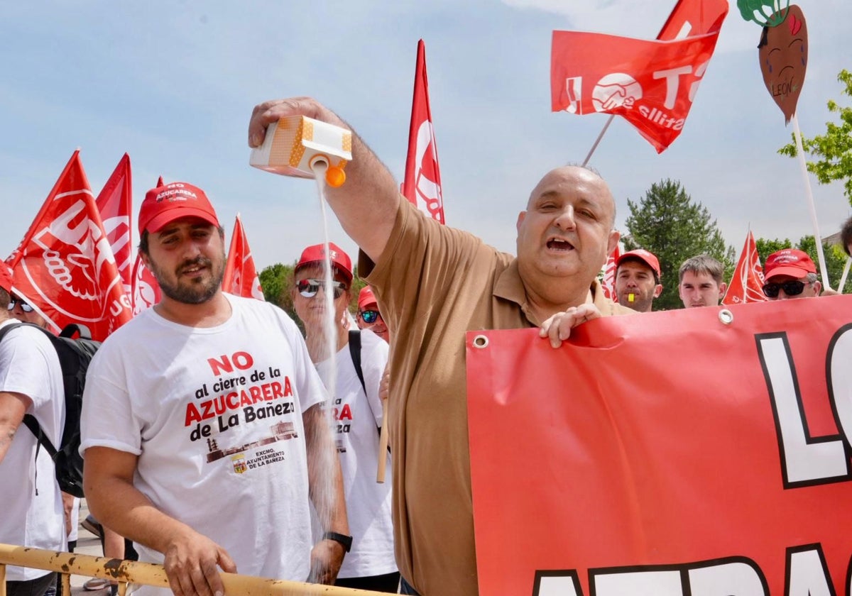 Protesta de los trabajadores de la planta de Azucarera de La Bañeza ante la sede de las Cortes