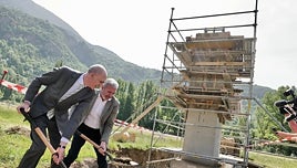 Primera piedra de la telecabina que unirá Benasque-Cerler, proyecto estratégico en Aragón para solucionar los problemas de acceso a la estación