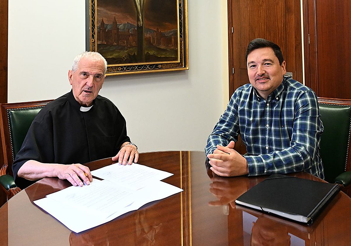 Antonio Murillo y Matías de la Fuente firman el acuerdo para el acompañamiento musical del Corpus