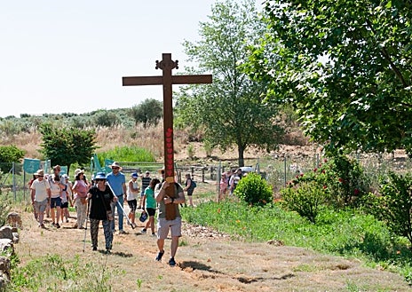 Imagen secundaria 1 - Arriba, salida desde la ermita de Nuestra Señora de la Natividad. Sobre estas líneas, llegando a Guarrazar, y a la derecha icono de la virgen