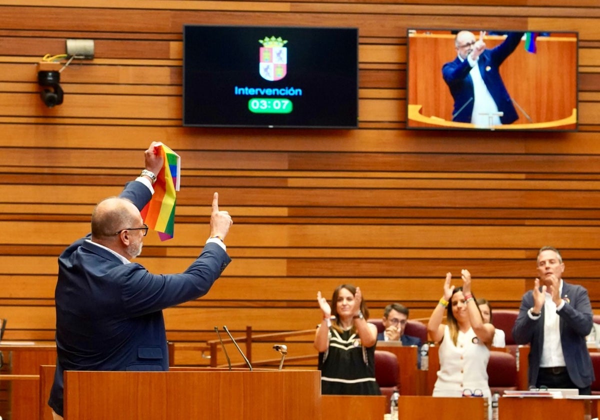Procuradores socialistas celebran el visto bueno a la toma en consideración en las Cortes de la Ley LGTBI+ en las Cortes