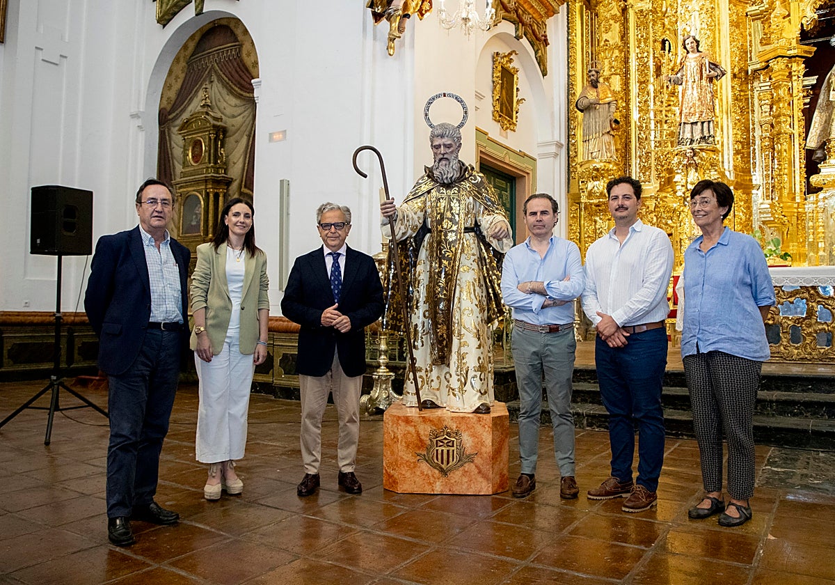 El presidente de la Diputación junto a los restauradores
