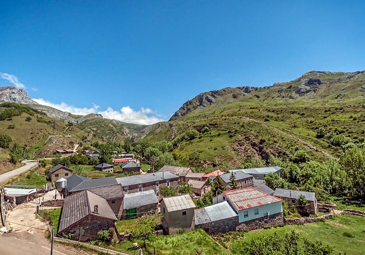 Pinos, perteneciente al Ayuntamiento leonés de San Emiliano, en una imagen de archivo