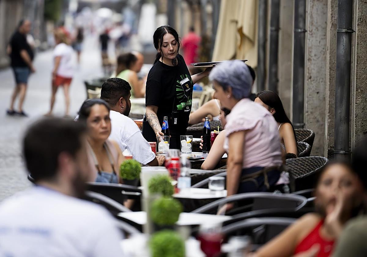 Un hostelero explica por qué no te puedes tomar solo un café en las terrazas de los bares de Madrid»