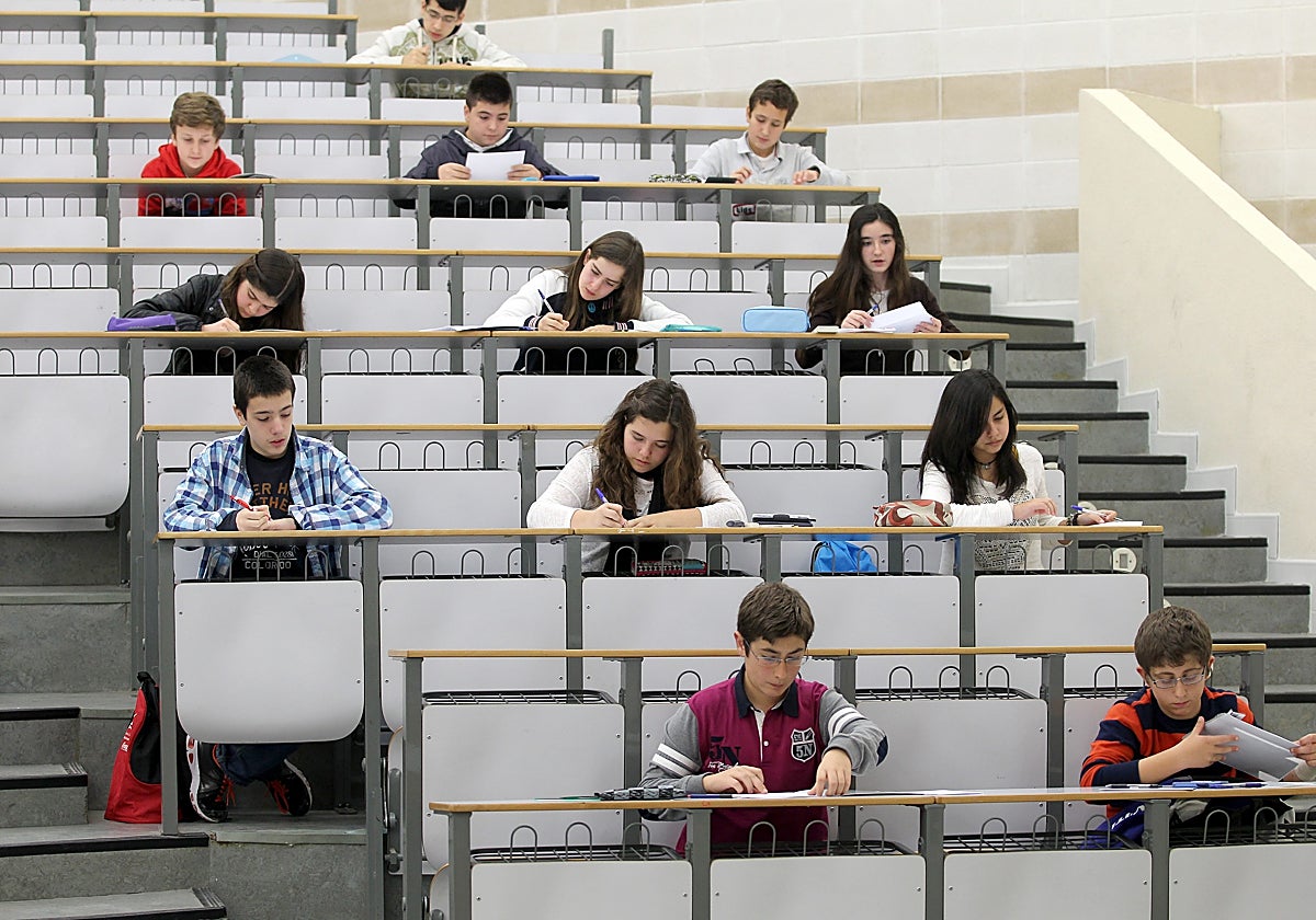 Alumnos de la UCO realizan un examen en Rabanales