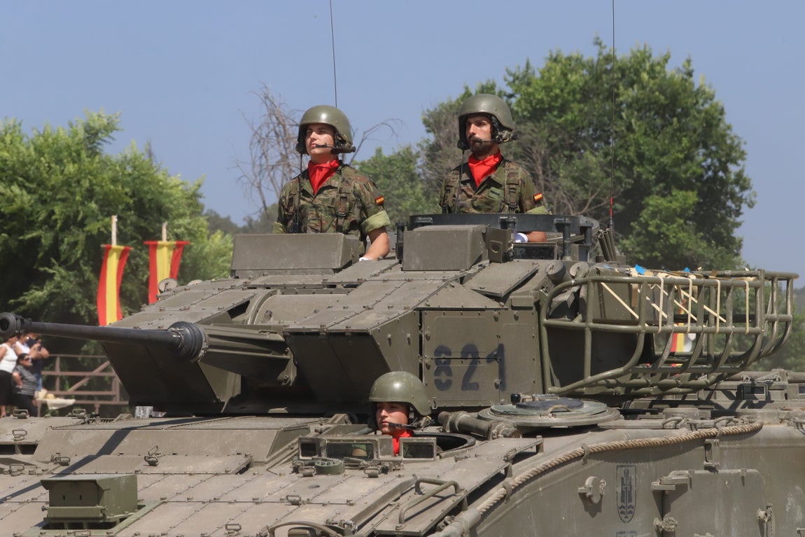 La brillante parada militar de la BRI X en Cerro Muriano, en imágenes