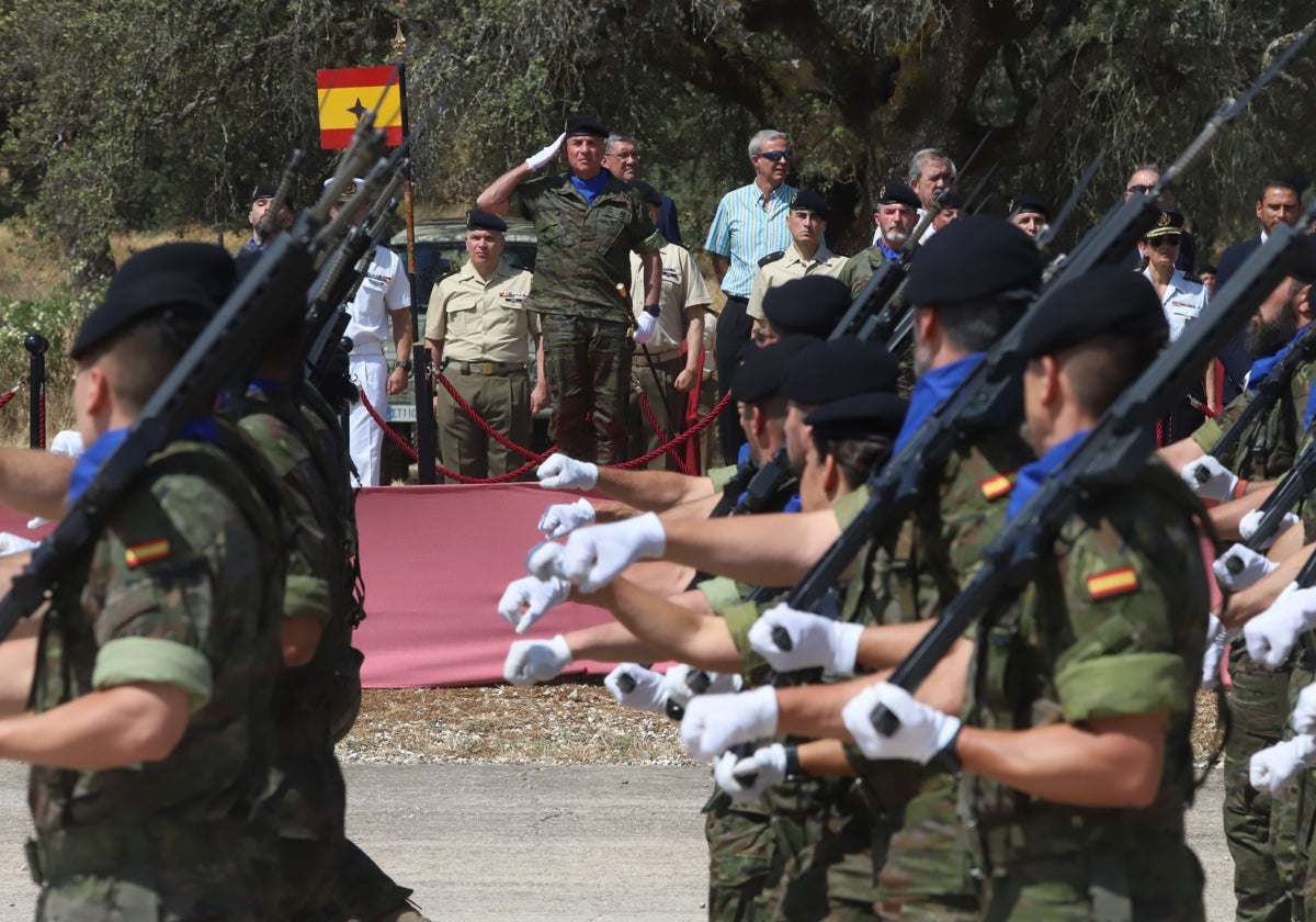 Los efectivos de la BRIX, durante el desfile ante el general Gómez Ruiz