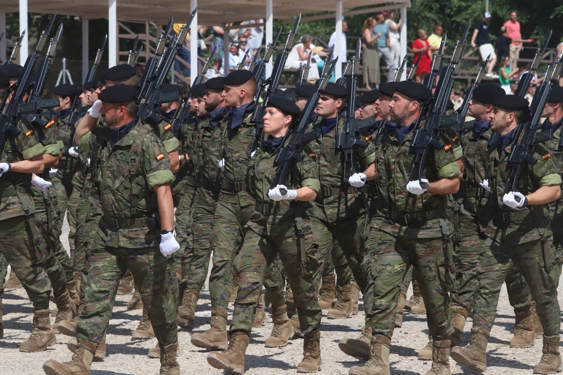 La brillante parada militar de la BRI X en Cerro Muriano, en imágenes
