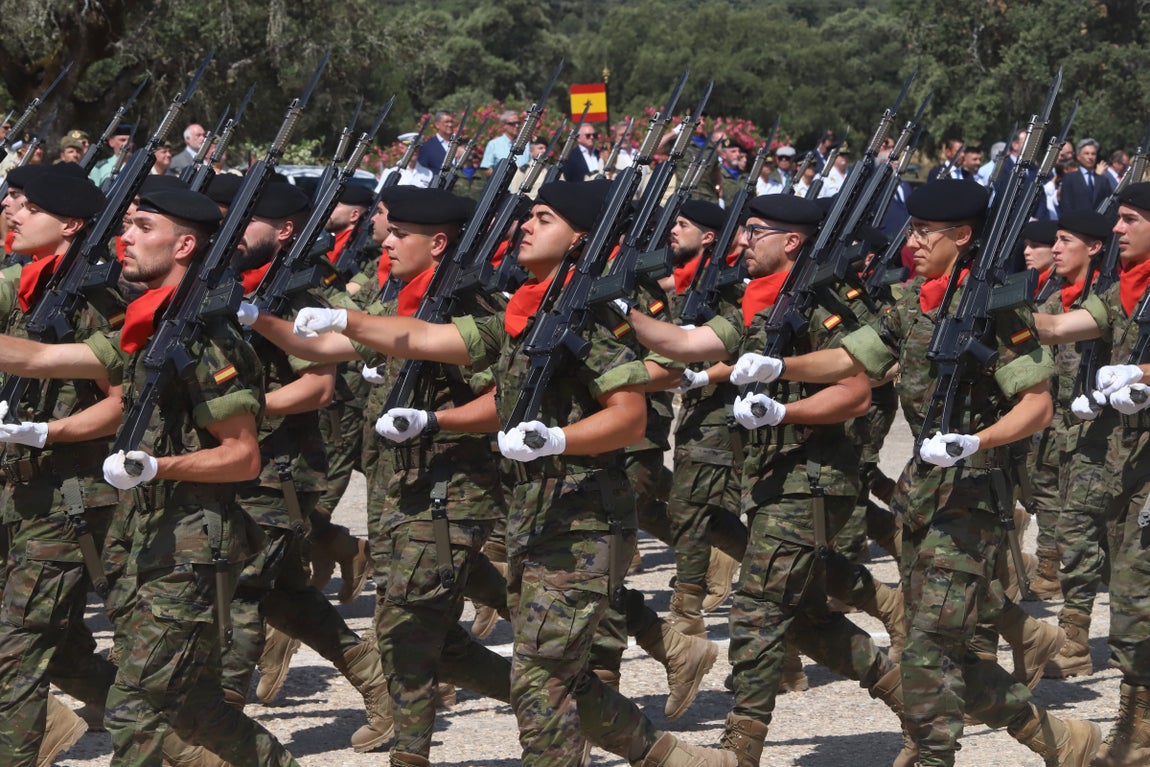 La brillante parada militar de la BRI X en Cerro Muriano, en imágenes