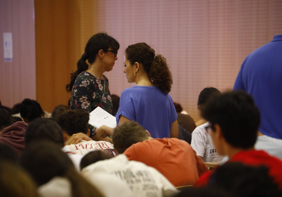 Estudiantes examinándose en la Universidad