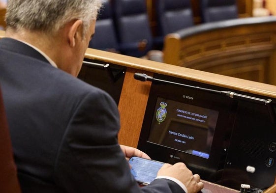 Tensión en el Congreso por Cerdán: alegato de inocencia, gritos de dimisión, nervios en el hemiciclo y lectura del informe de la UCO