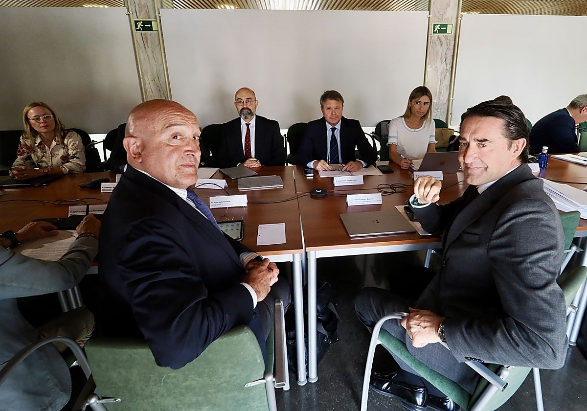 El alcalde de Valladolid, Jesús Julio Carnero,  el consejero Juan Carlos Suárez-Quiñones, en primer término, en la reunión de la Sociedad Valladolid Alta Velocidad