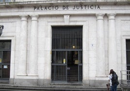La Fiscalía pide doce años y medio de prisión por herir en el cuello con una navaja a un policía y lesionar a otros dos agentes