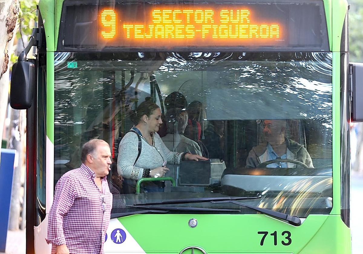 Imagen de un autobús de Aucorsa