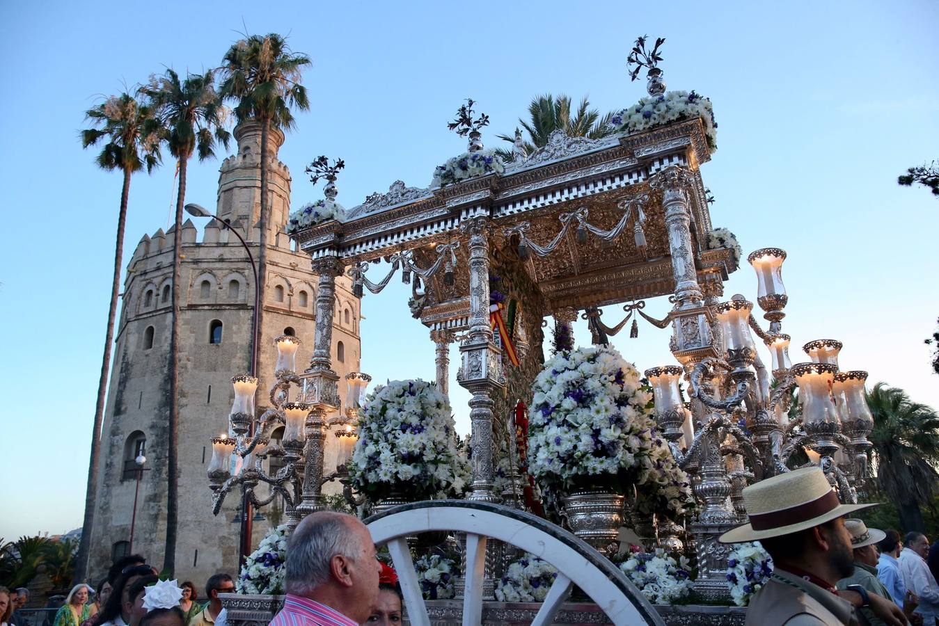 Las cinco hermandades llegan a Sevilla arropadas por una gran cantidad de peregrinos y rocieros