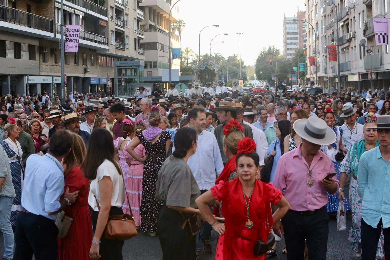 Las cinco hermandades llegan a Sevilla arropadas por una gran cantidad de peregrinos y rocieros