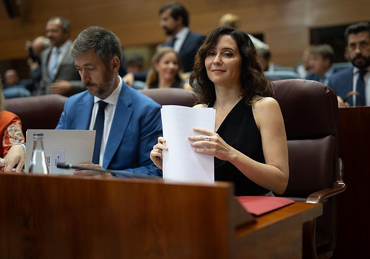 Isabel Díaz Ayuso, junto al consejero Miguel Ángel García, en el Pleno de la Asamblea