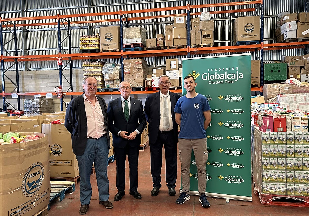 Mariano León junto a responsables del Banco de Alimentos de Ciudad Real