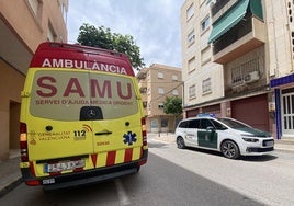 Un coche patrulla de la Guardia Civil y una ambulancia del SAMU en un municipio alicantino