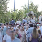 Los rocieros de Triana acompañan al Simpecado de la filial trianera