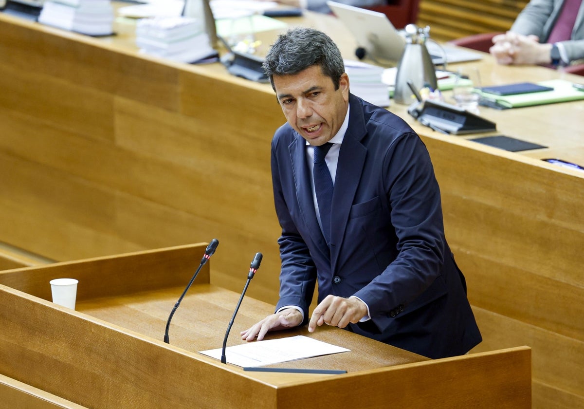 Imagen del presidente de la Generalitat, Carlos Mazón, este jueves en las Cortes Valencianas