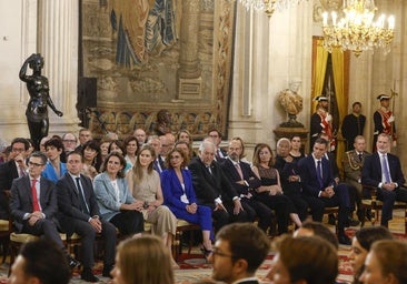 Felipe VI, junto a los ministros del PSOE, en el salón de columnas del Palacio Real