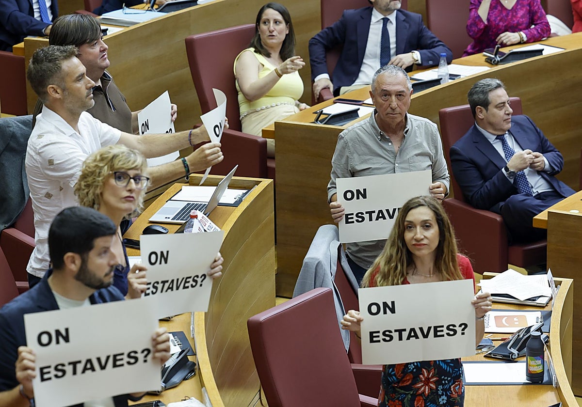 Imagen de la protesta de Compromís durante al sesión de control de este jueves en las Cortes Valencianas