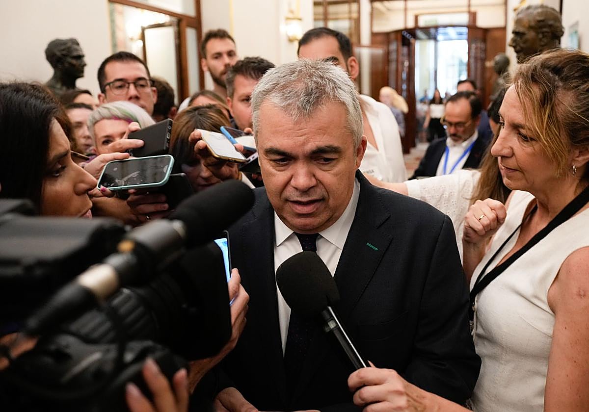 El diputado socialista Santos Cerdán atiende a los medios a su llegada al Congreso