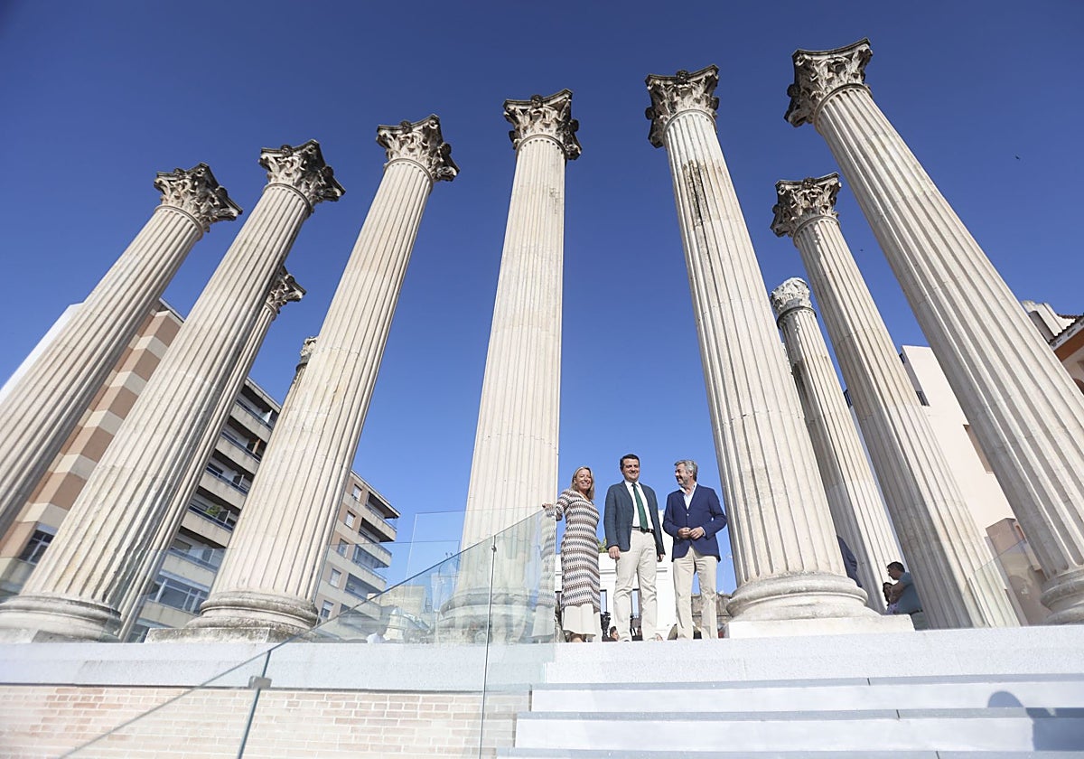 Isabel Albás, José María Bellido y Miguel Ángel Torrico, junto a las columnas del Templo Romano