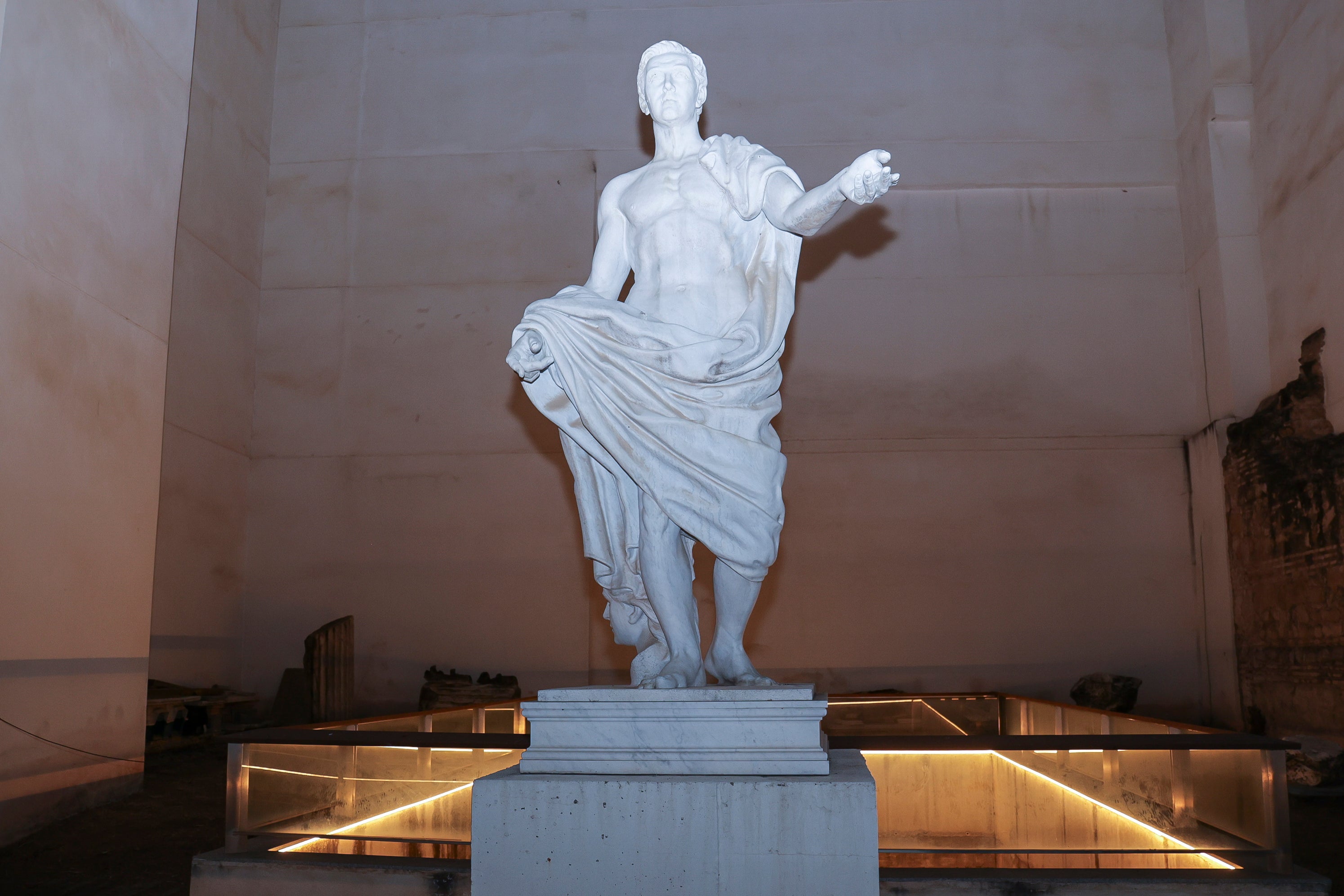 La nueva piel de luz del Templo Romano de Córdoba, en imágenes