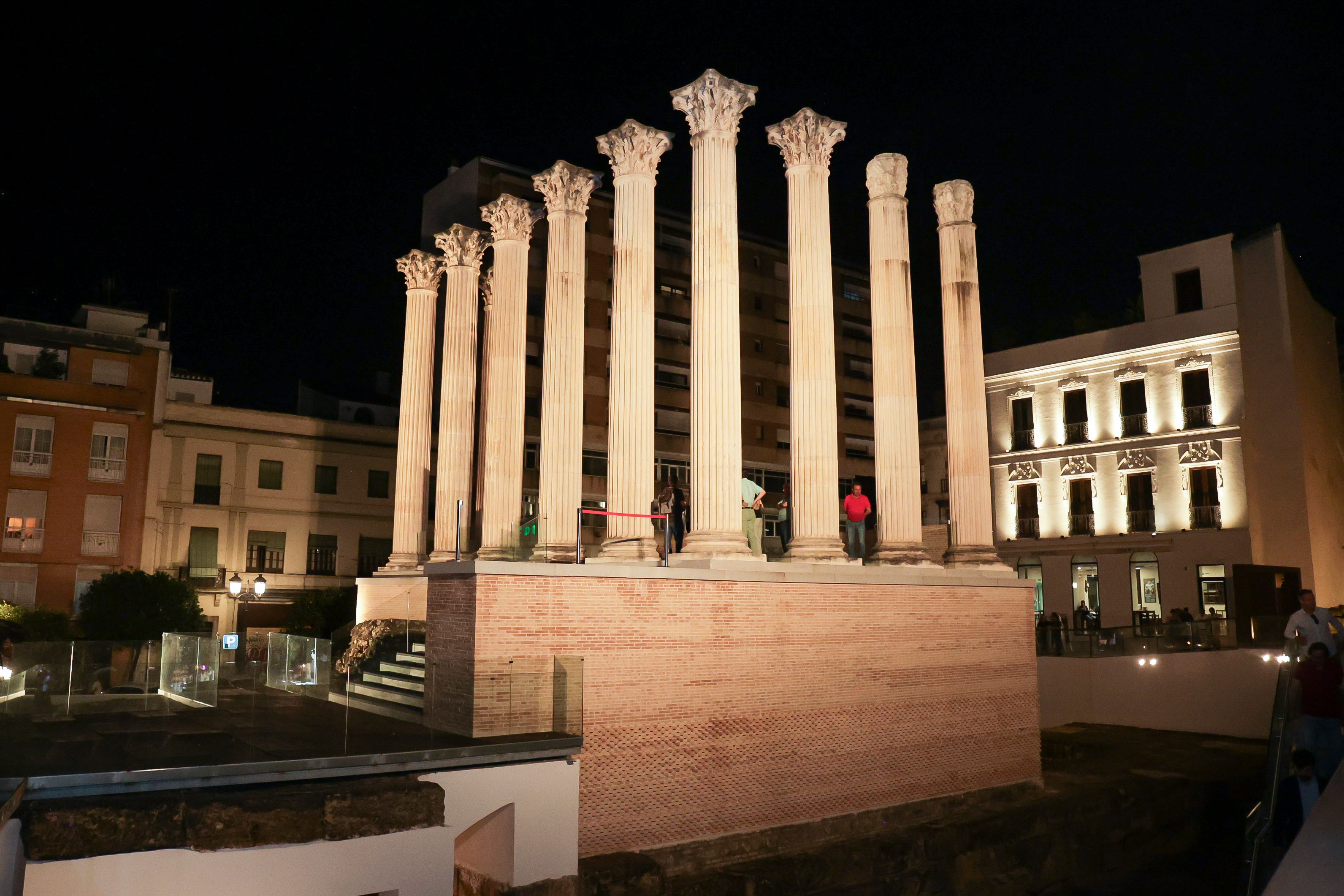 La nueva piel de luz del Templo Romano de Córdoba, en imágenes