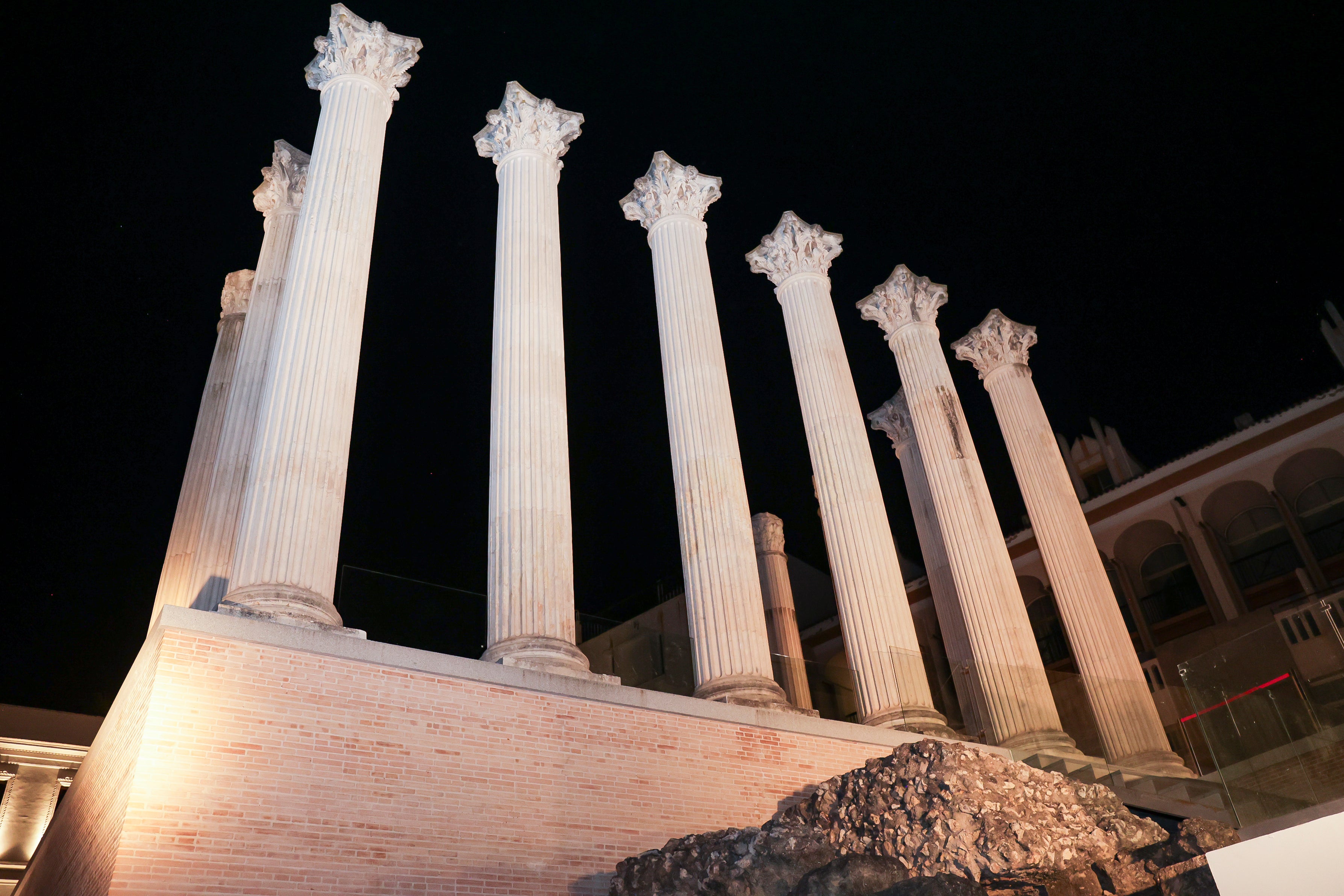 La nueva piel de luz del Templo Romano de Córdoba, en imágenes