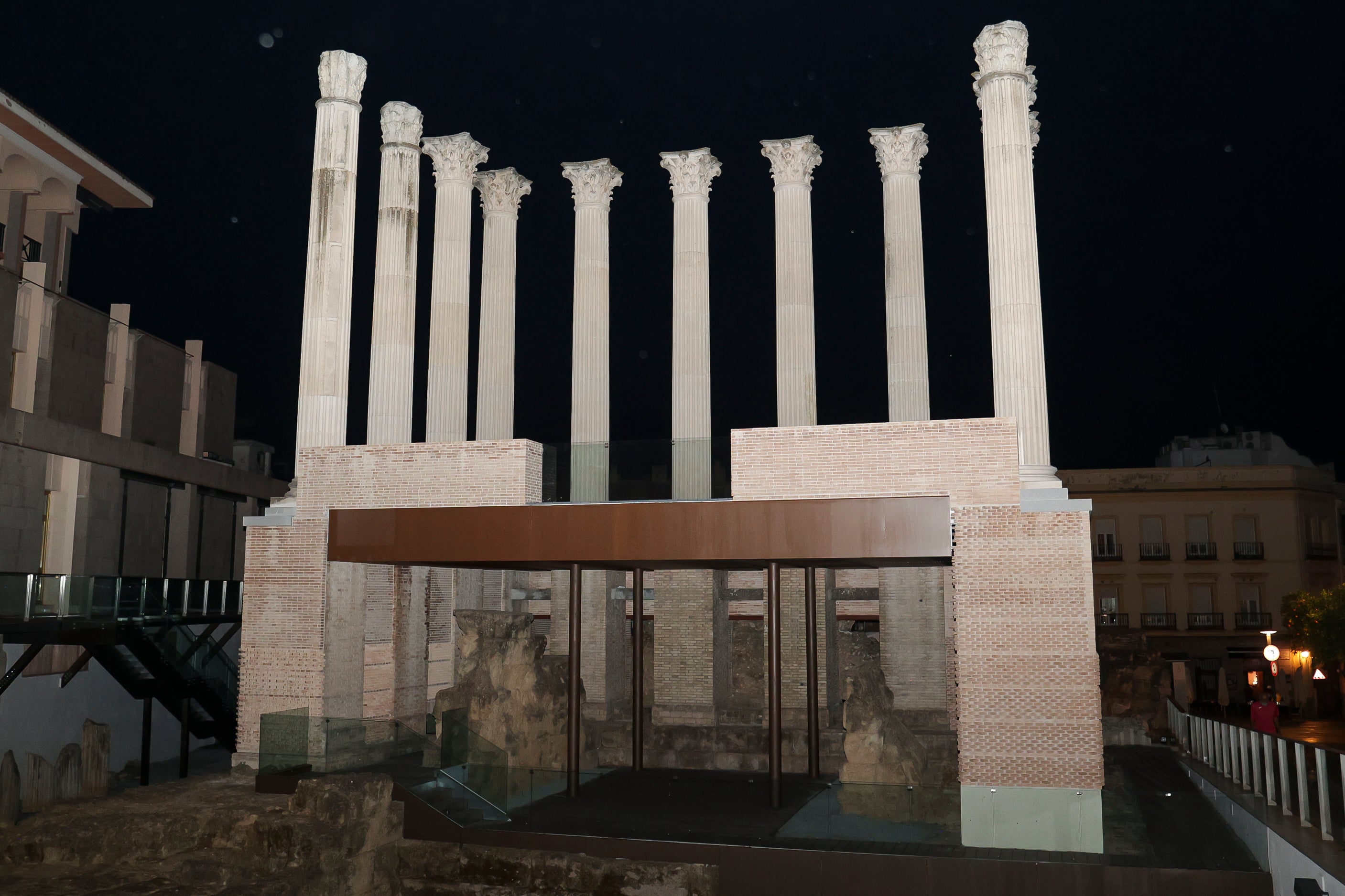 La nueva piel de luz del Templo Romano de Córdoba, en imágenes