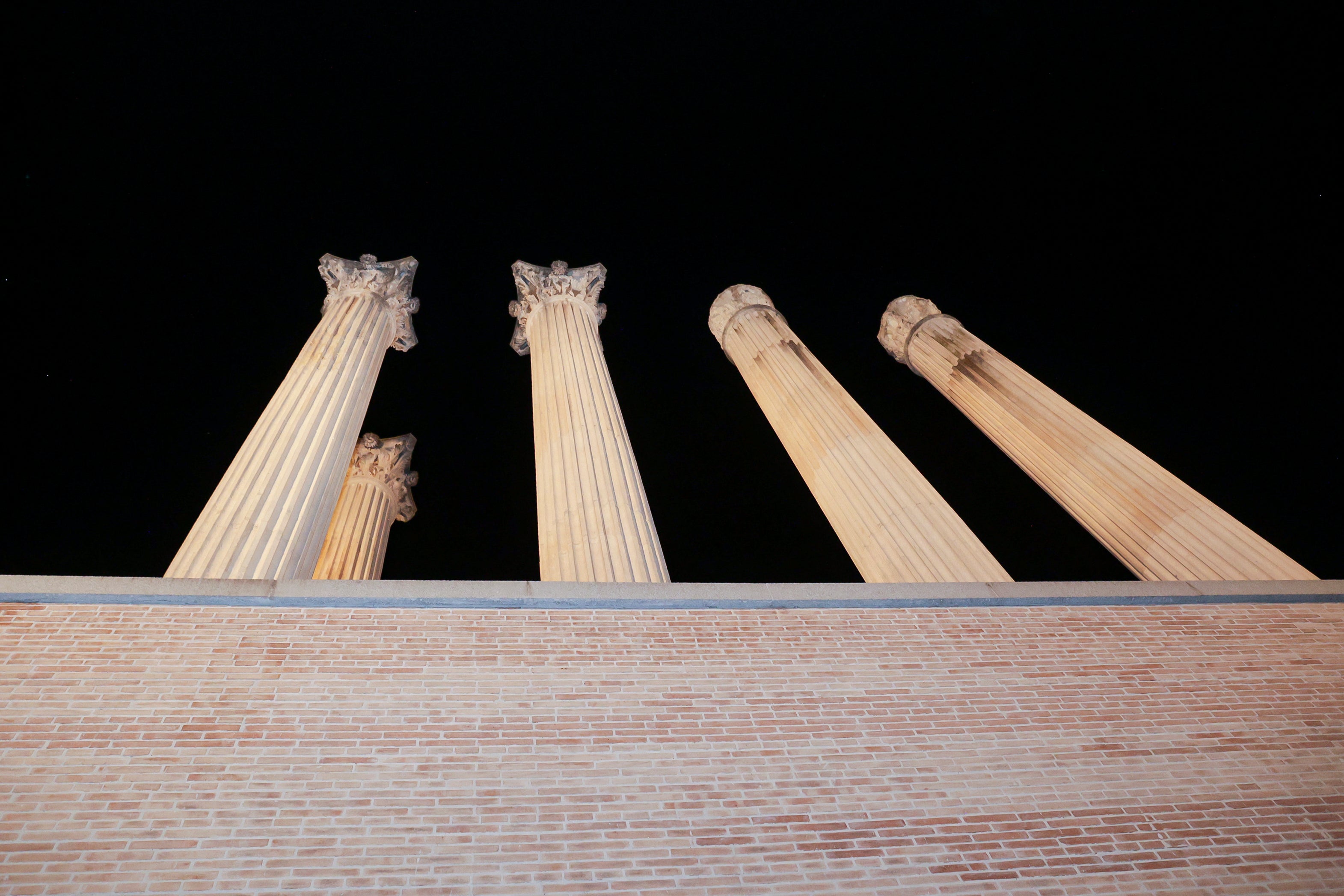 La nueva piel de luz del Templo Romano de Córdoba, en imágenes