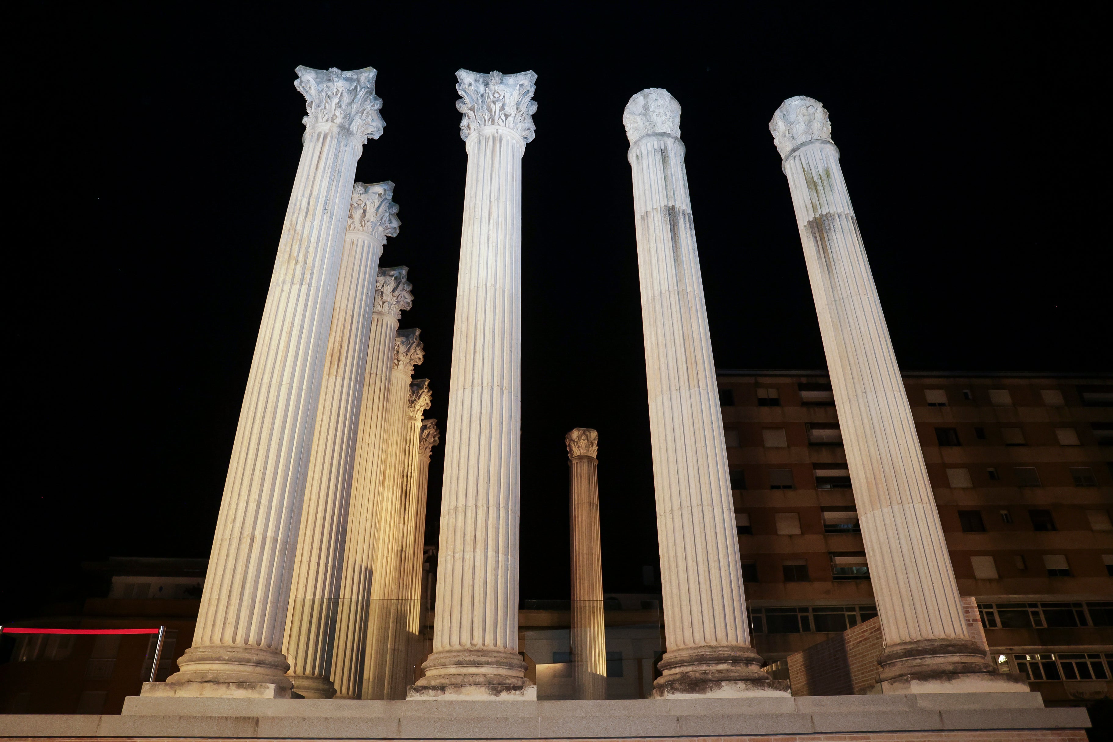 La nueva piel de luz del Templo Romano de Córdoba, en imágenes