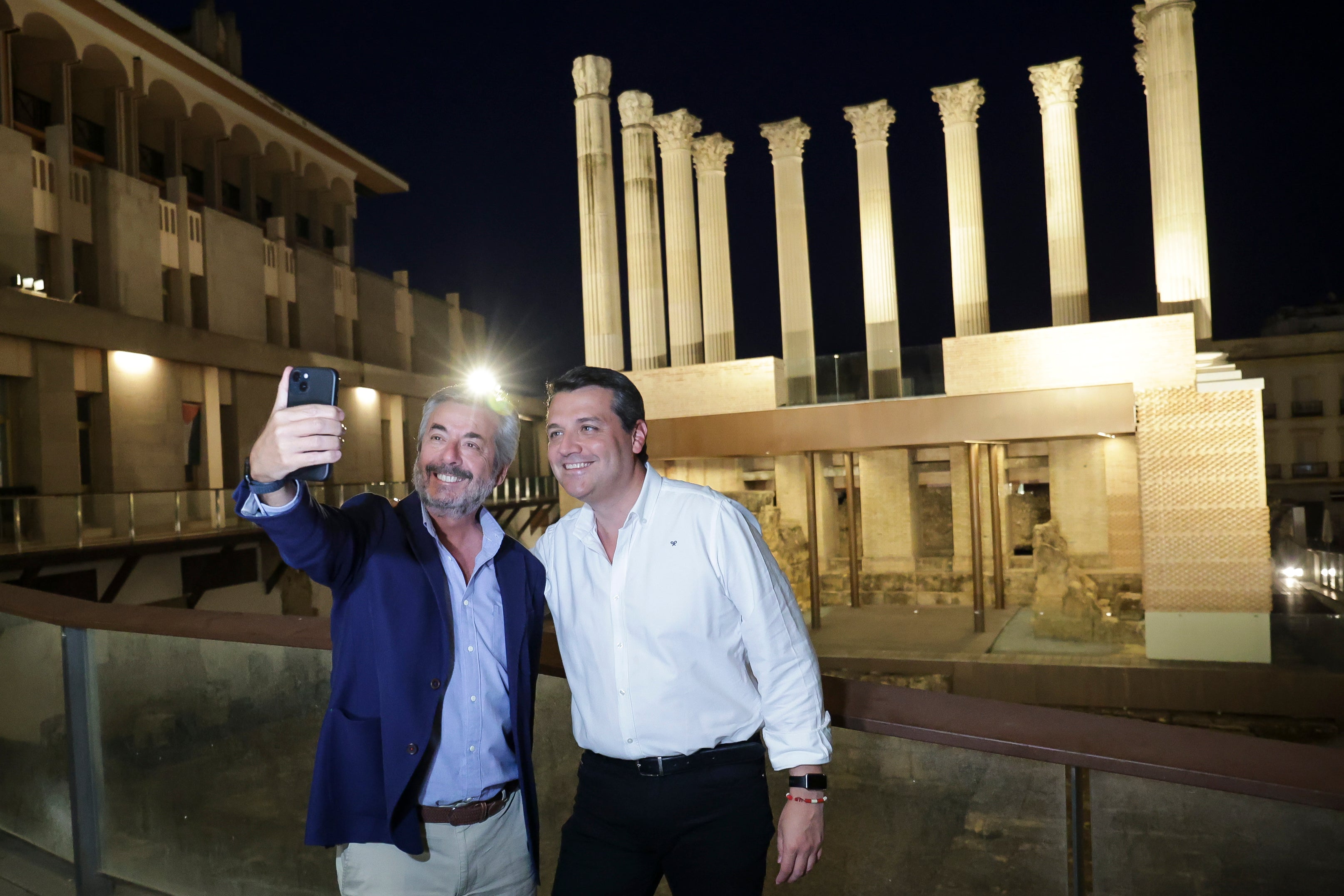 La nueva piel de luz del Templo Romano de Córdoba, en imágenes