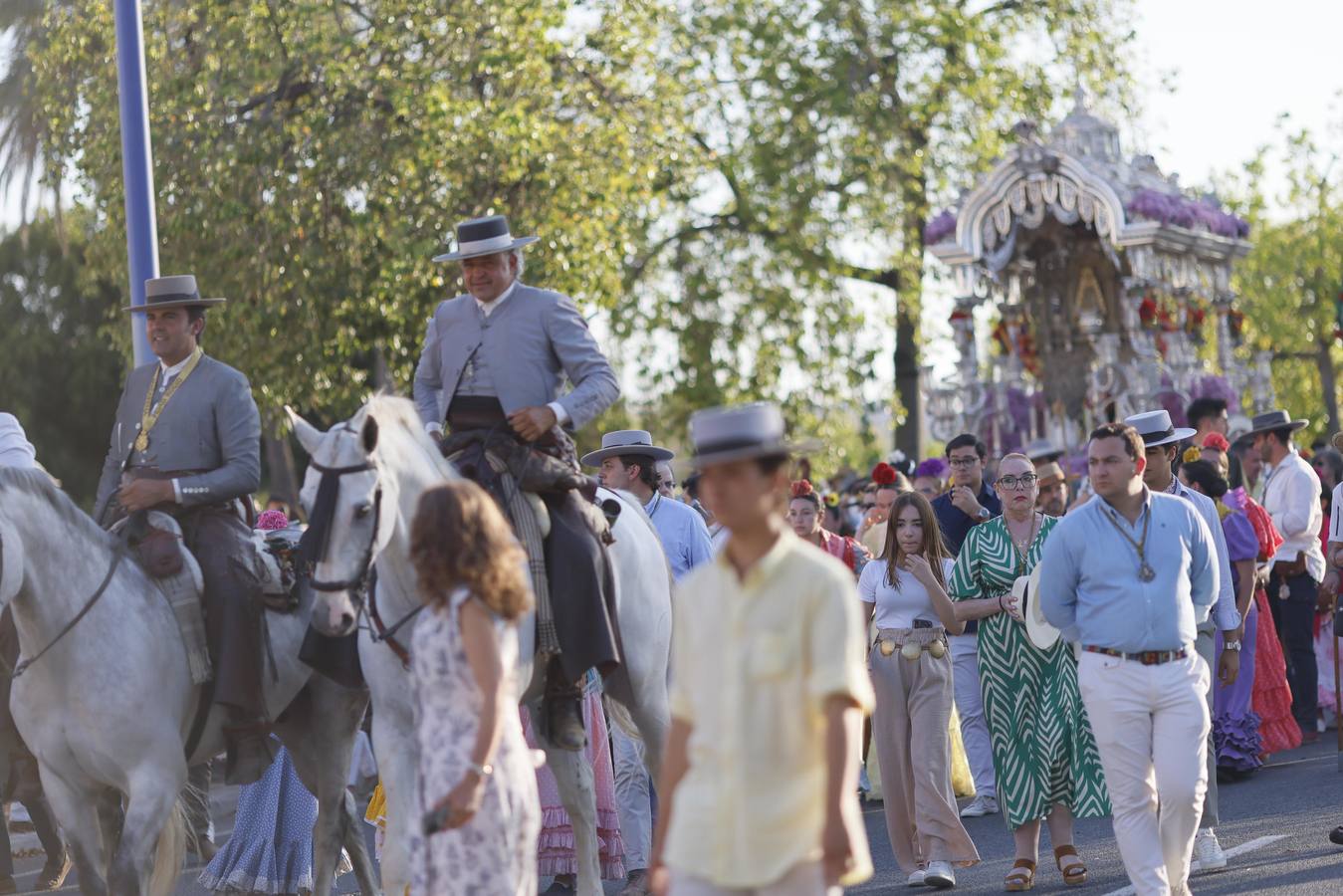 Las cinco hermandades llegan a Sevilla arropadas por una gran cantidad de peregrinos y rocieros