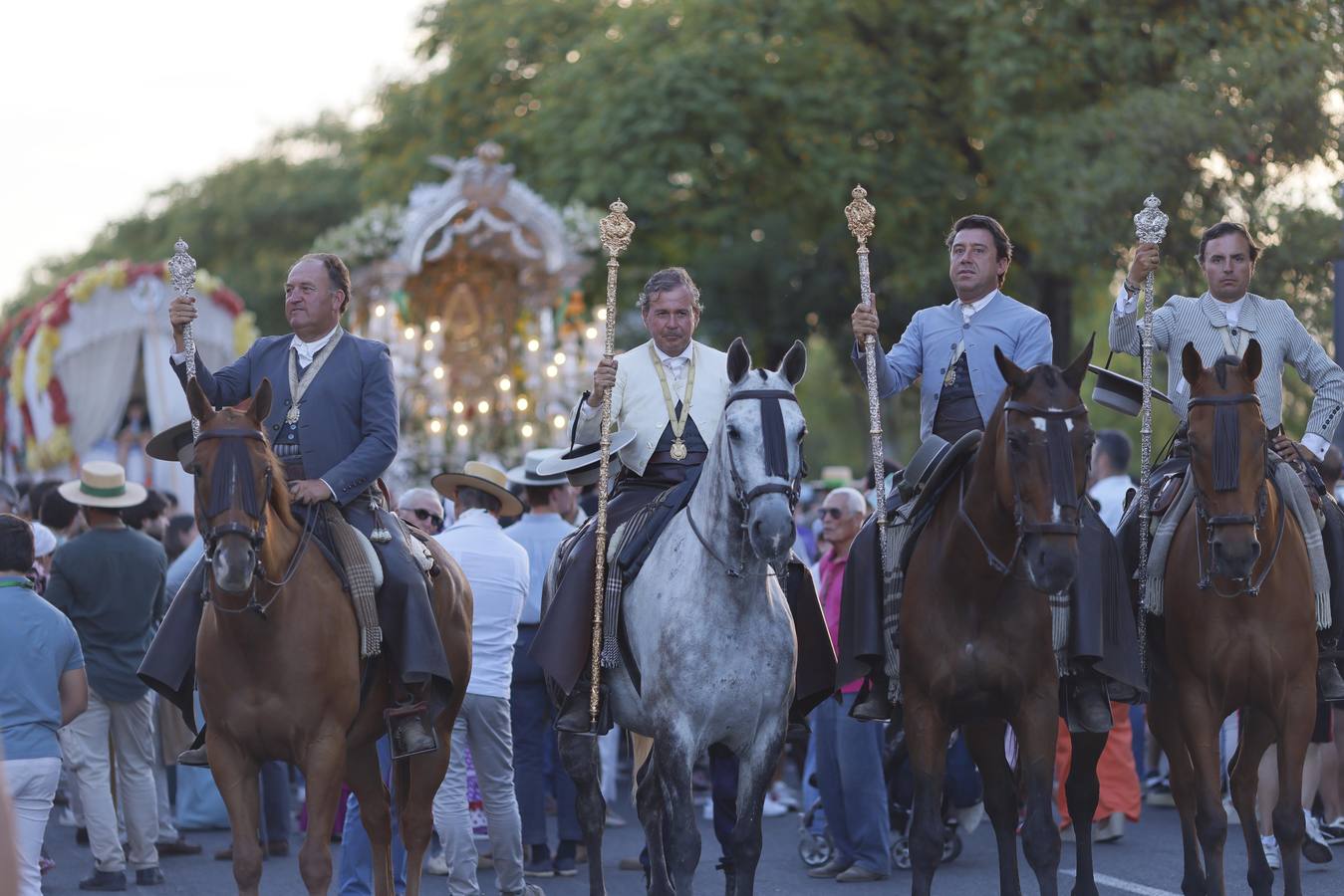 Las cinco hermandades llegan a Sevilla arropadas por una gran cantidad de peregrinos y rocieros