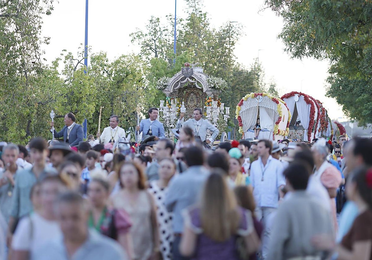 La hermandad del Rocío de Triana, llegando a su barrio al atardecer