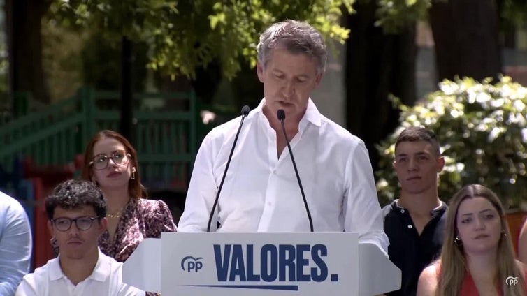 Feijóo dice que Sánchez no está "limpio" y carga contra Vox por dedicarse a "criticar" al PP