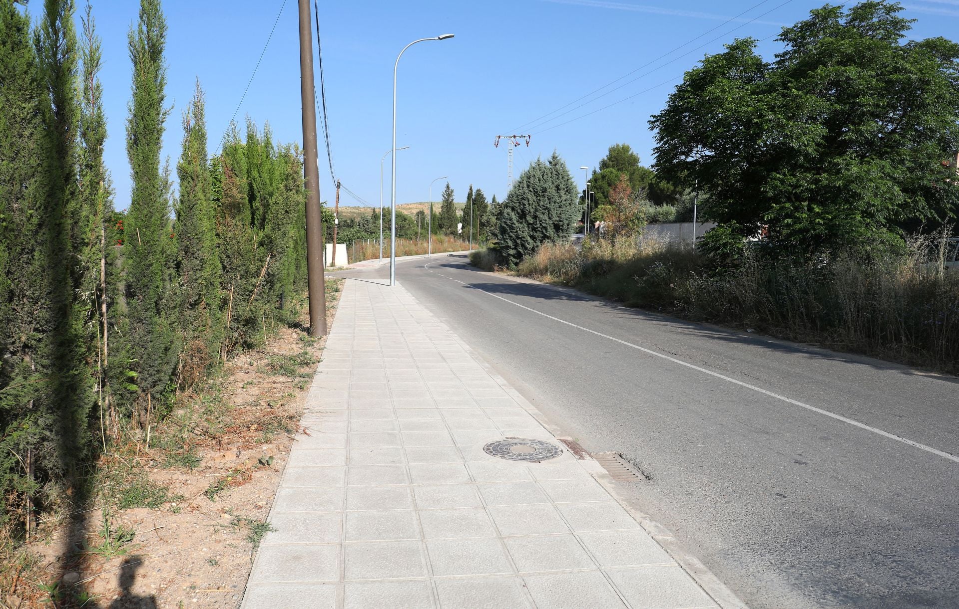 El toledano camino de Albarreal ya cuenta con acerado y alumbrado público