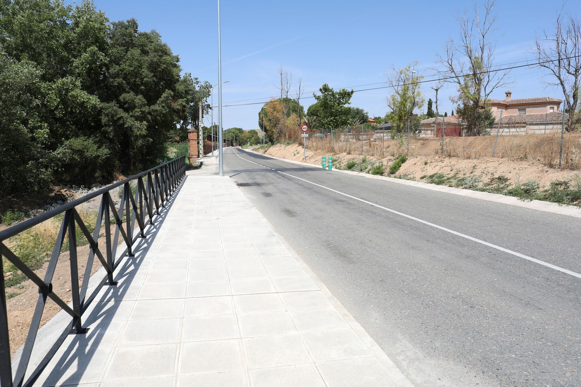 El toledano camino de Albarreal ya cuenta con acerado y alumbrado público