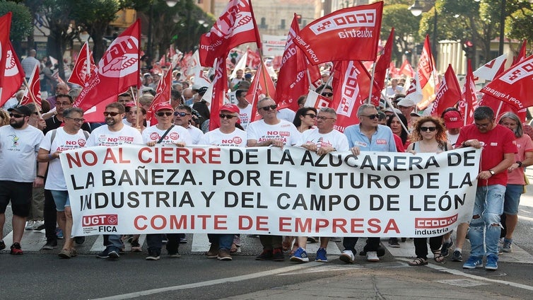 León alza la voz en la calle y promete «guerra»: «Azucarera no se cierra»