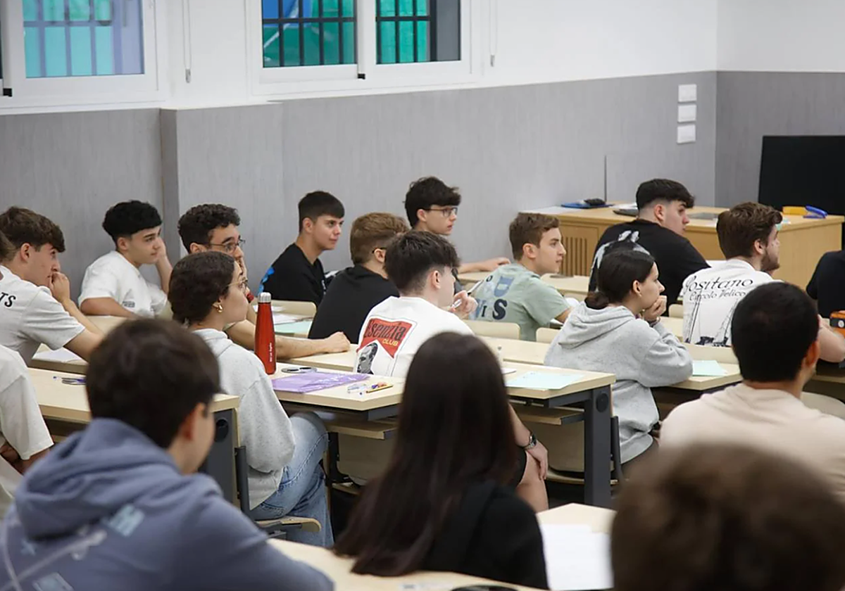 Estudiantes de Selectividad en un aula de la Universidad de Sevilla en una mañana de exámenes